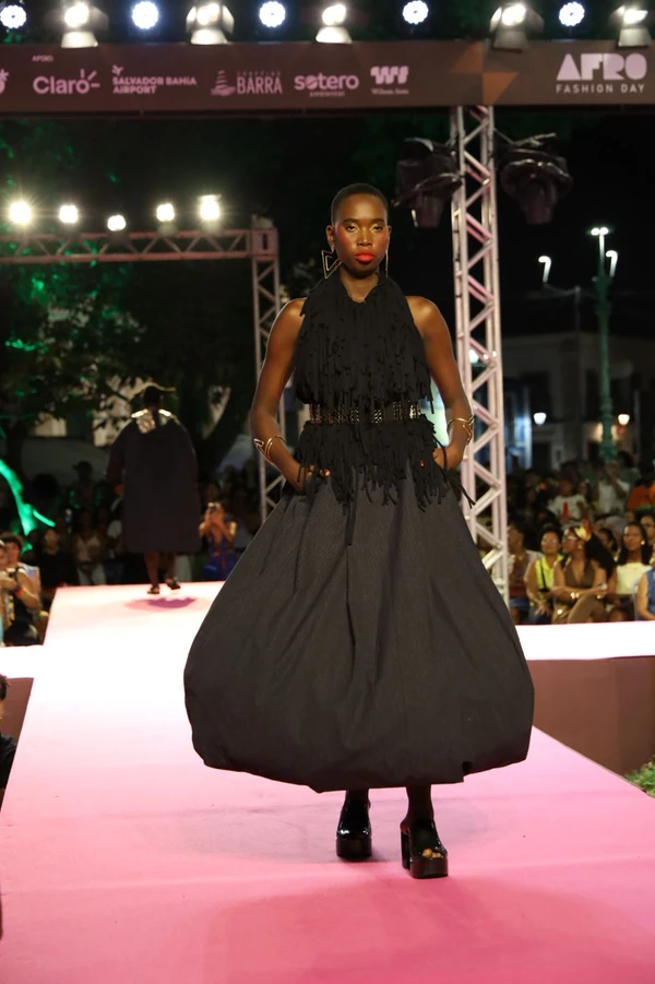 Bloco Raiz exaltou tradições afro-brasileiras, com tons terrosos e fibras naturaisModelos desfilam marcas baianas no bloco Raizes  por Renata Marques