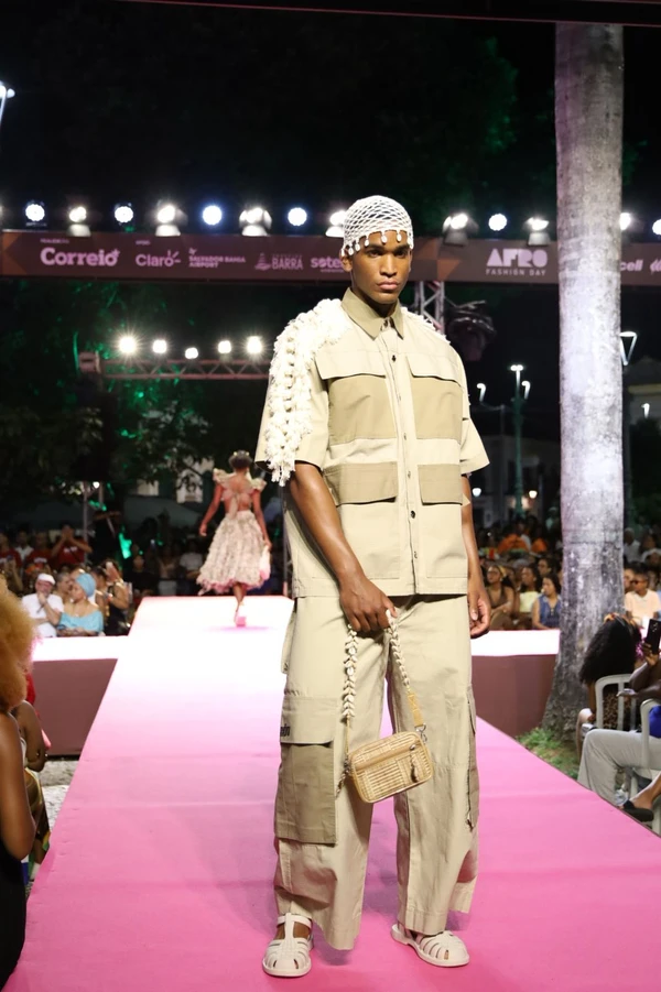 Bloco Raiz exaltou tradições afro-brasileiras, com tons terrosos e fibras naturaisModelos desfilam marcas baianas no bloco Raizes  por Renata Marques