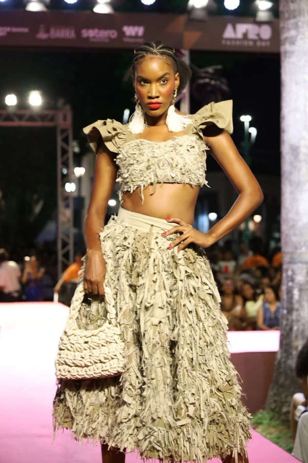 Bloco Raiz exaltou tradições afro-brasileiras, com tons terrosos e fibras naturaisModelos desfilam marcas baianas no bloco Raizes  por Renata Marques