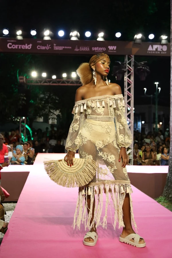 Bloco Raiz exaltou tradições afro-brasileiras, com tons terrosos e fibras naturaisModelos desfilam marcas baianas no bloco Raizes  por Renata Marques