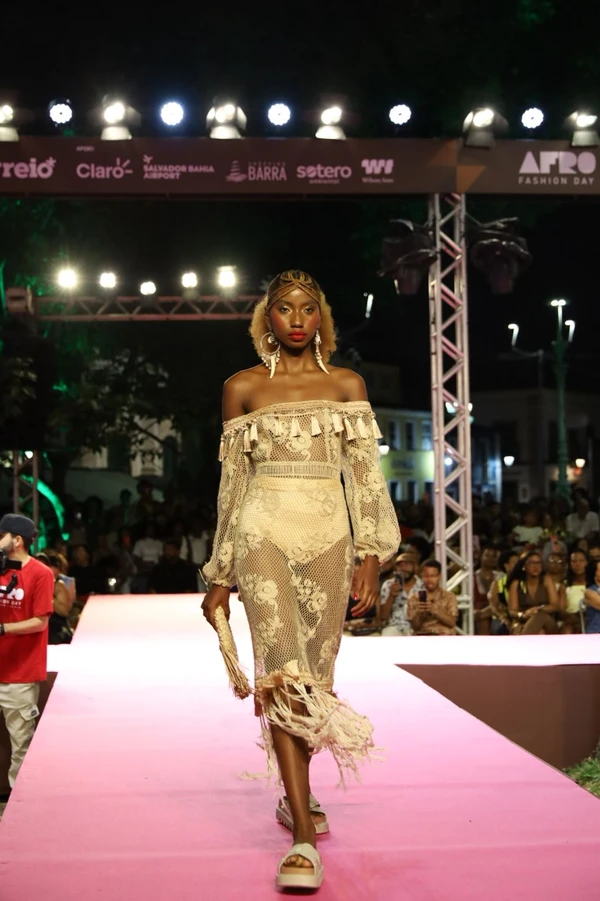 Bloco Raiz exaltou tradições afro-brasileiras, com tons terrosos e fibras naturaisModelos desfilam marcas baianas no bloco Raizes  por Renata Marques