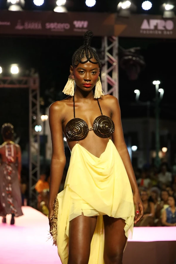 Bloco Raiz exaltou tradições afro-brasileiras, com tons terrosos e fibras naturaisModelos desfilam marcas baianas no bloco Raizes  por Renata Marques