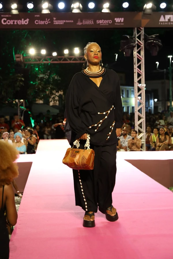 Bloco Raiz exaltou tradições afro-brasileiras, com tons terrosos e fibras naturaisModelos desfilam marcas baianas no bloco Raizes  por Renata Marques