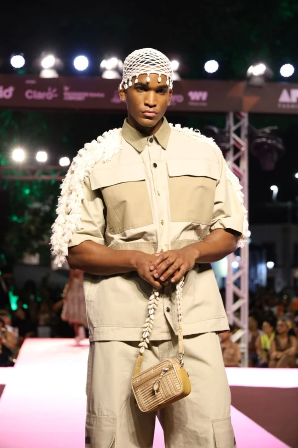 Bloco Raiz exaltou tradições afro-brasileiras, com tons terrosos e fibras naturaisModelos desfilam marcas baianas no bloco Raizes  por Renata Marques