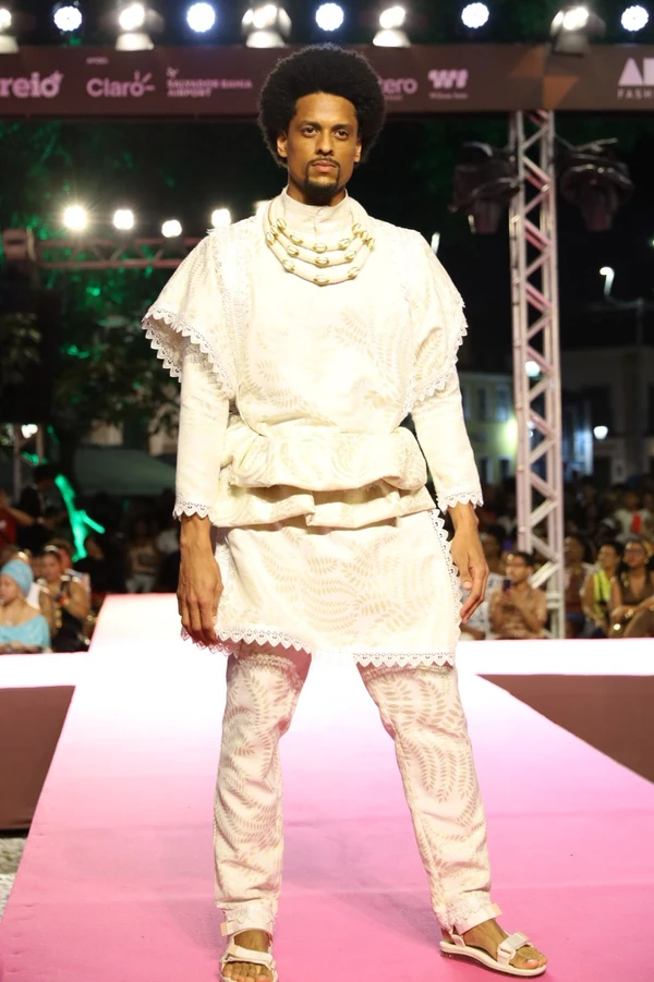 Bloco Raiz exaltou tradições afro-brasileiras, com tons terrosos e fibras naturaisModelos desfilam marcas baianas no bloco Raizes  por Renata Marques