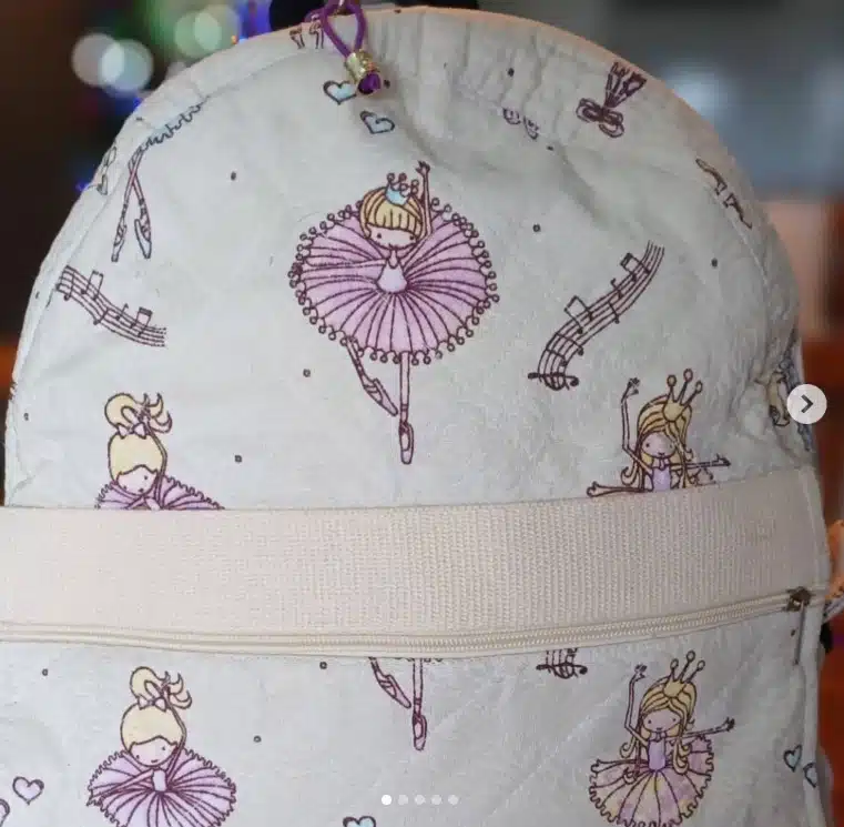 Suzane von Richthofen virou costureira na cadeia e faz itens infantis por Reprodução