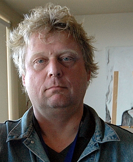 Theo van Gogh, nascido em 1957, foi cineasta holandês, conhecido por seus filmes polêmicos e críticas à religião. Foi assassinado em 2004 por Reprodução
