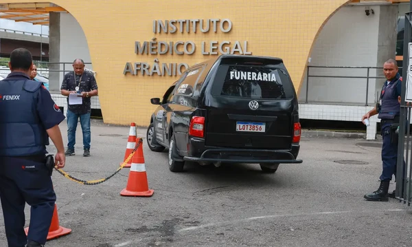 Últimos corpos de pessoas assassinadas em operação no Rio deixam o IML: ' é muita dor'