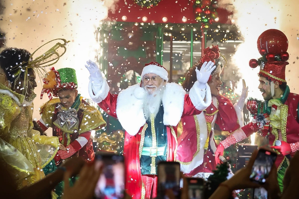 Papai Noel foi recebido por centenas de famílias e crianças na Praça Central do shopping