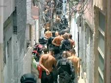 Imagem - Bandidos fortemente armados e resgate de policiais feridos: imagens mostram bastidores da operação no Rio