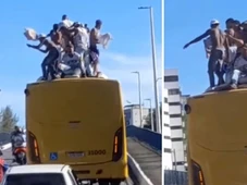Imagem - Torcedores do Bahia são flagrados 'surfando' em ônibus de Salvador; veja