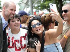 Imagem - Simpático como a mãe: príncipe visita cartão postal, vira alvo de fotos e aperta a mão de turistas