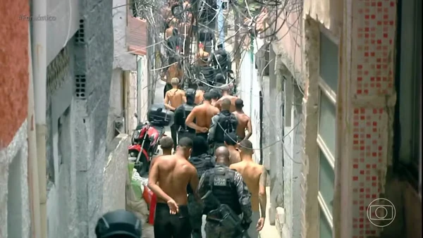Bandidos fortemente armados e resgate de policiais feridos: imagens mostram bastidores da operação no Rio