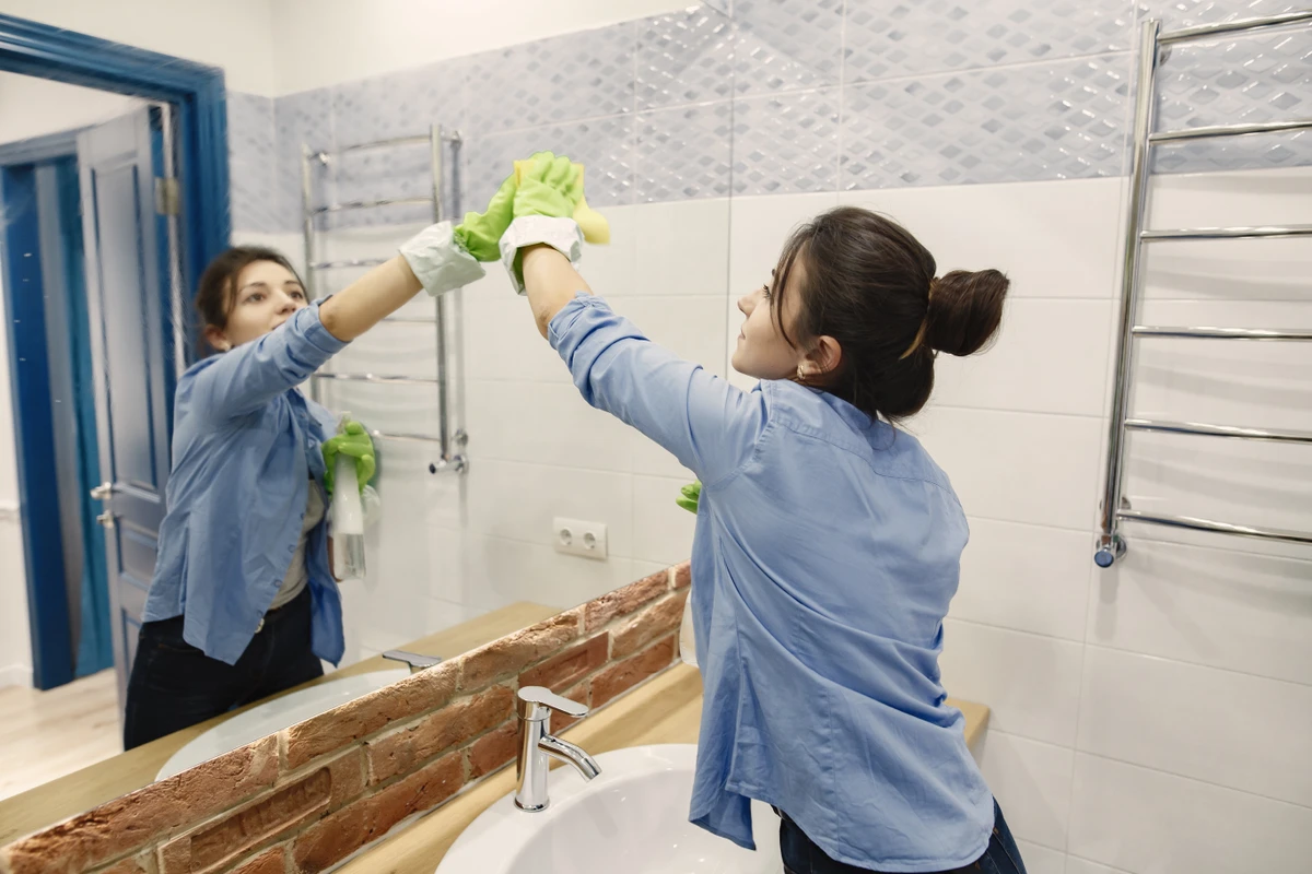 Isso diminui o risco de danos em superfícies mais sensíveis, como porcelanato, laminados e vinílicos. por Reprodução | Freepik