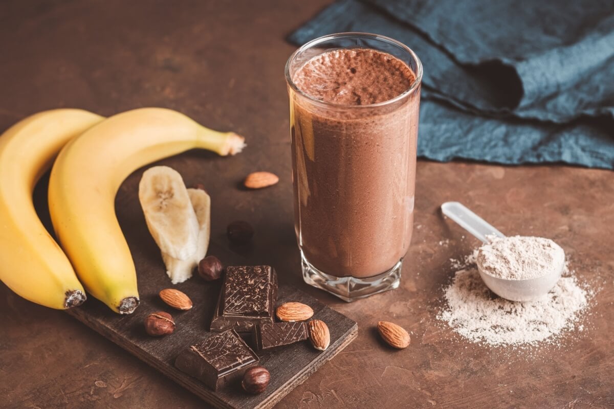 Vitamina de banana com cacau e amêndoas (Imagem: Farion_O | Shutterstock)