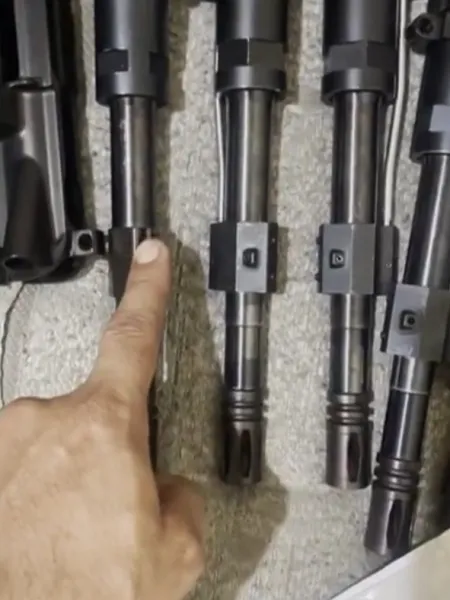 Fuzis apreendidos em megaoperação do Rio por Reprodução/TV Globo