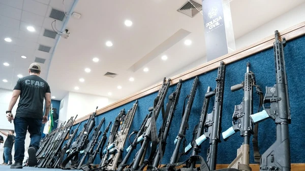 Fuzis apreendidos em megaoperação do Rio por Polícia Civil do Rio de Janeiro 