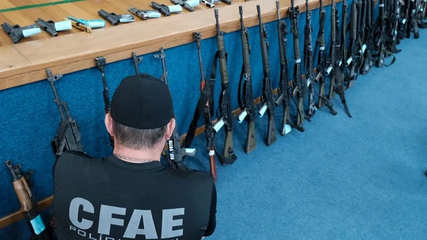 Fuzis apreendidos em megaoperação do Rio por Polícia Civil do Rio de Janeiro 