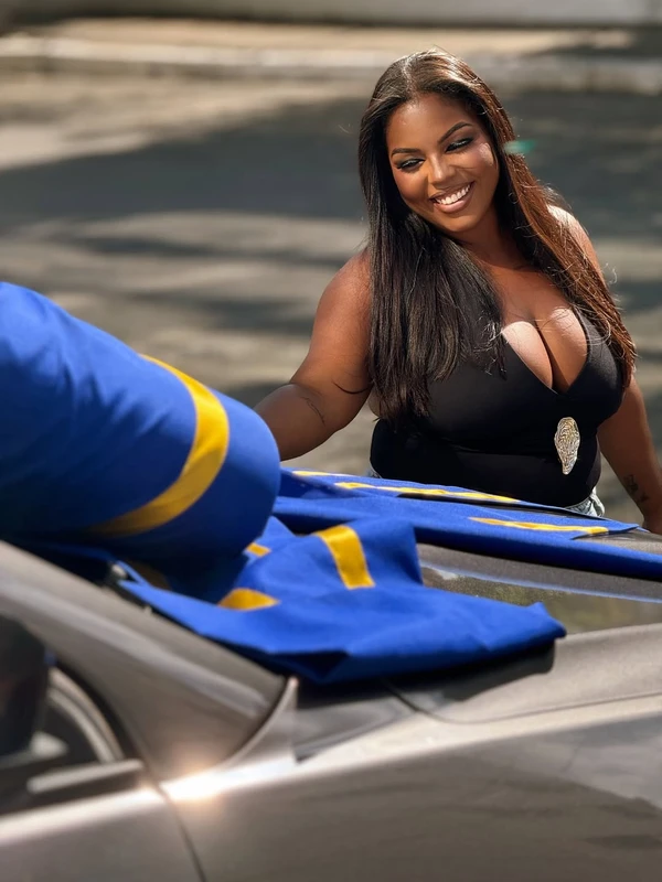 Influenciadora perde Bolsa Família após postar foto com carro novo  por Reprodução/Redes Sociais 