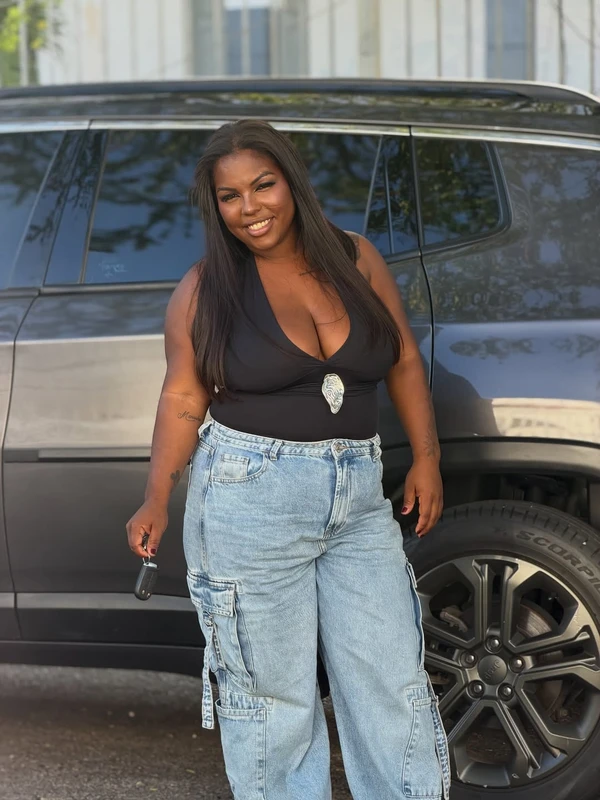 Influenciadora perde Bolsa Família após postar foto com carro novo  por Reprodução/Redes Sociais 