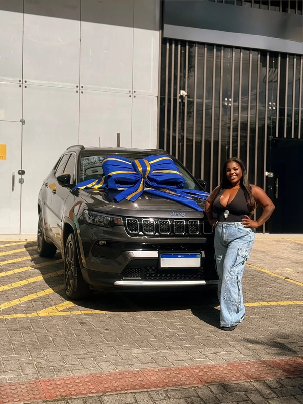 Influenciadora perde Bolsa Família após postar foto com carro novo  por Reprodução/Redes Sociais 