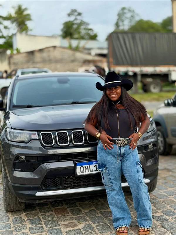 Influenciadora perde Bolsa Família após postar foto com carro novo  por Reprodução/Redes Sociais 