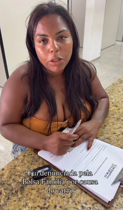 Influenciadora perde Bolsa Família após postar foto com carro novo  por Reprodução/Redes Sociais 