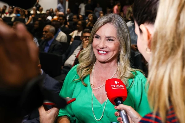 Ivana Bastos  por Vaner Casaes