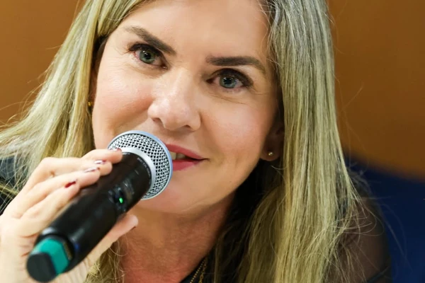 Ivana Bastos  por Vaner Casaes