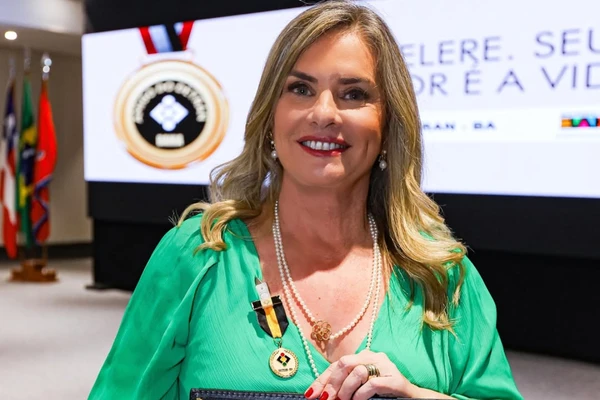 Ivana Bastos  por Vaner Casaes