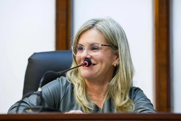 Ivana Bastos  por Vaner Casaes