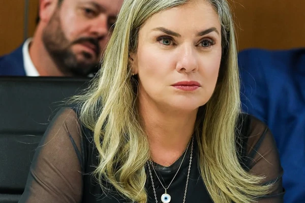 Ivana Bastos  por Vaner Casaes