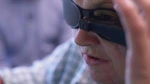 Pacientes usam óculos após inserção do microchip por Reprodução/Fantástico