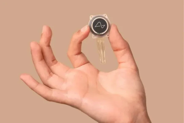 Pacientes usam óculos após inserção do microchip por Reprodução