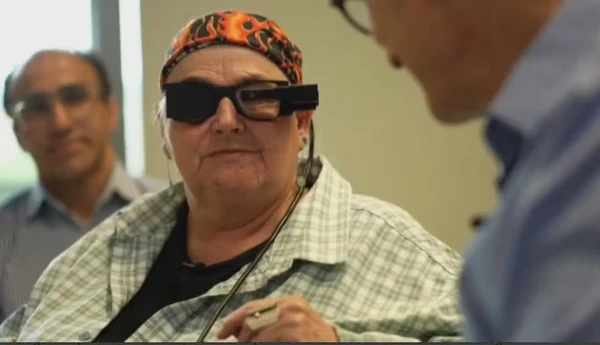 Pacientes usam óculos após inserção do microchip