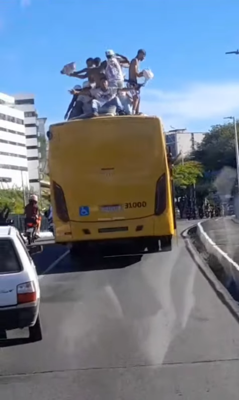 Torcedores do Bahia são flagrados 'surfando' em ônibus de Salvador por Reprodução