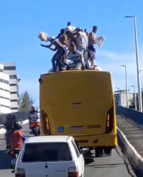 Torcedores do Bahia são flagrados 'surfando' em ônibus de Salvador por Reprodução