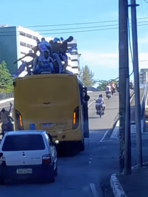 Torcedores do Bahia são flagrados 'surfando' em ônibus de Salvador por Reprodução