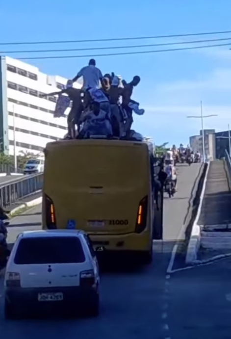 Torcedores do Bahia são flagrados 'surfando' em ônibus de Salvador por Reprodução