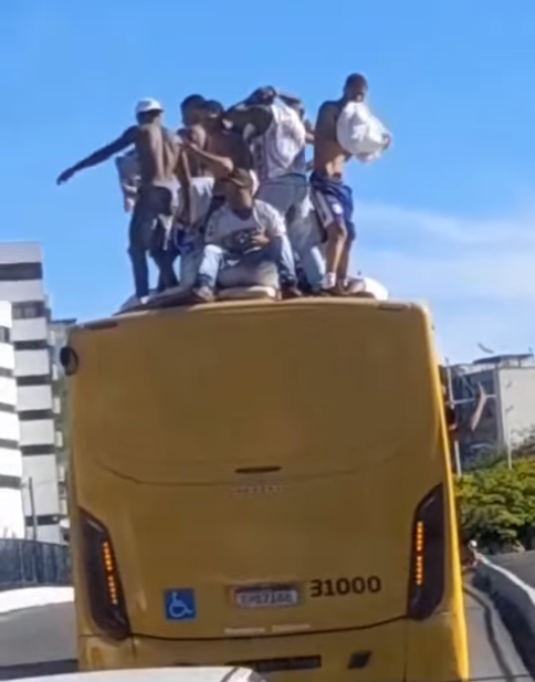 Torcedores do Bahia são flagrados 'surfando' em ônibus de Salvador por Reprodução