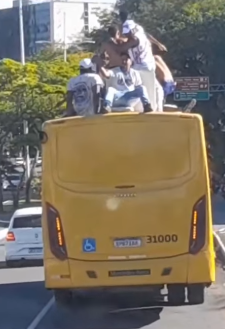Torcedores do Bahia são flagrados 'surfando' em ônibus de Salvador por Reprodução