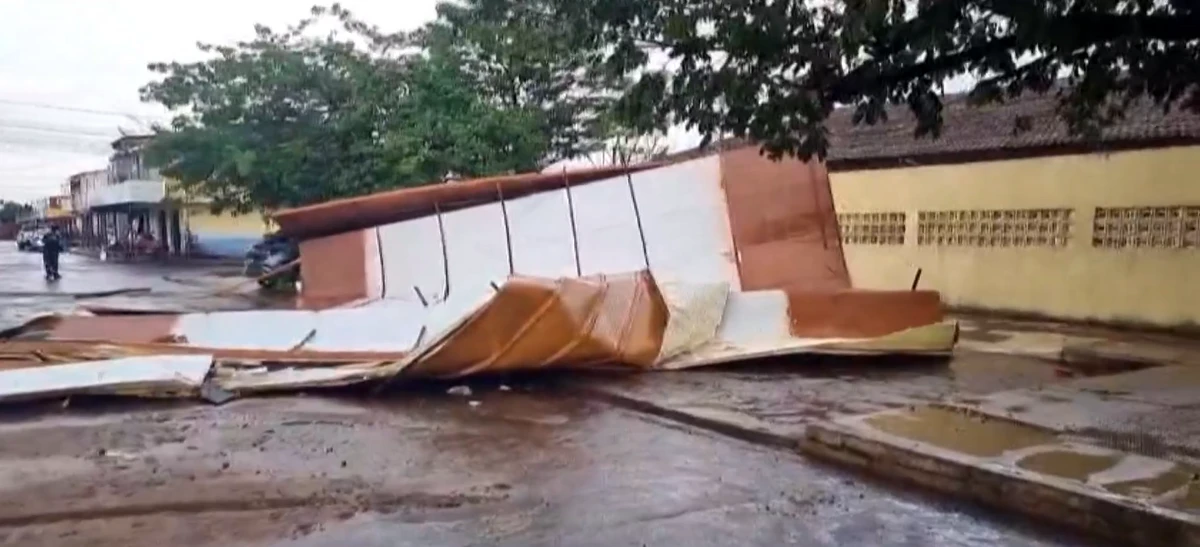 Vento forte derrubou telhado de prédio da Ufob por Reprodução/TV Bahia