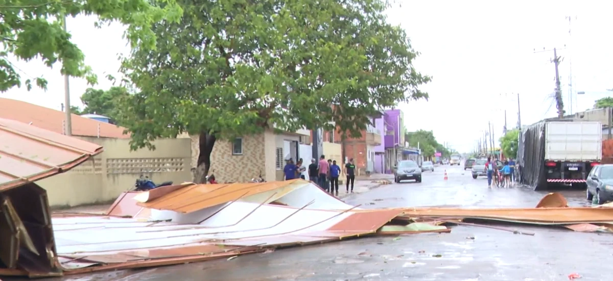 Vento forte derrubou telhado de prédio da Ufob por Reprodução/TV Bahia