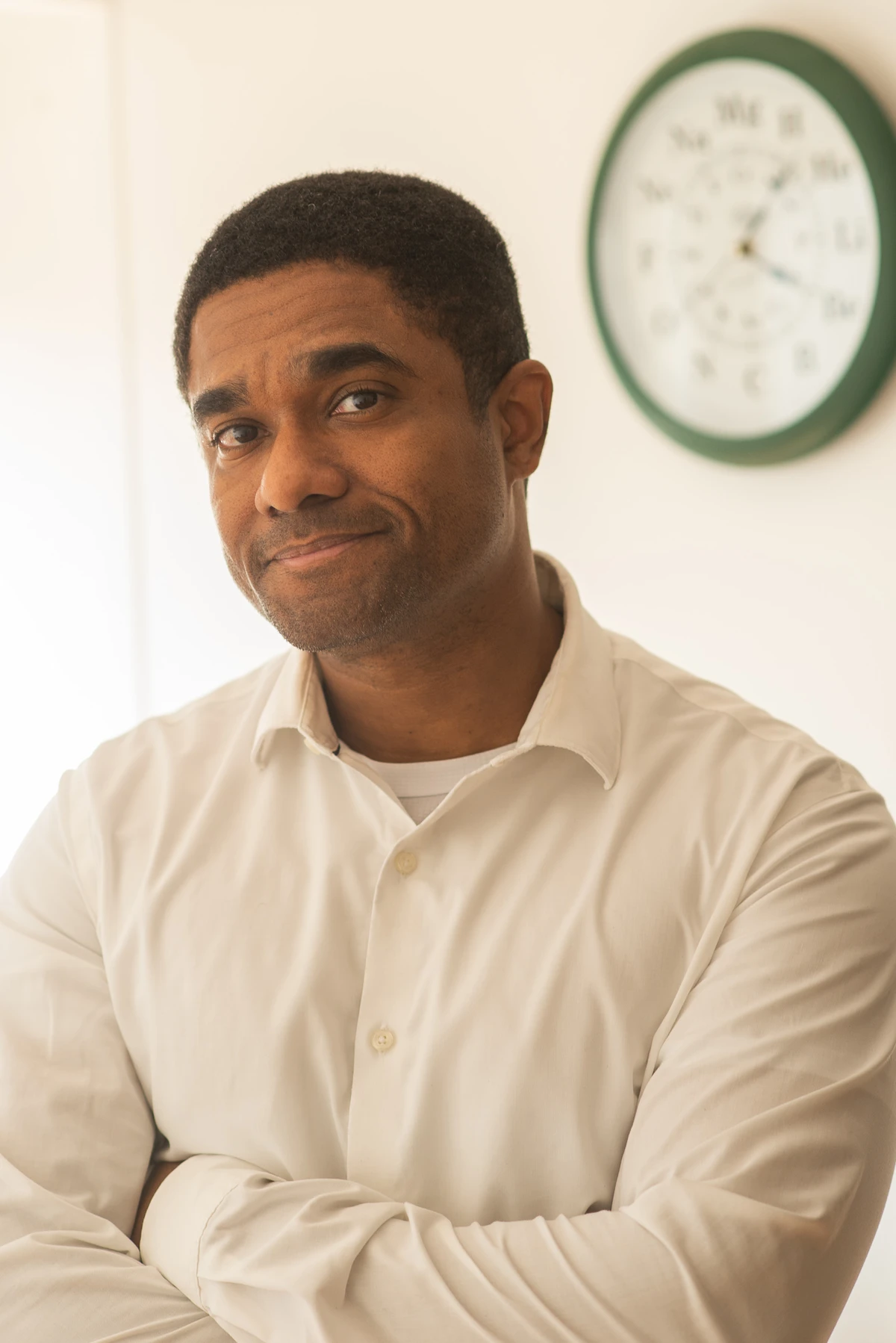  O diplomata e físico Ernesto Mané chega a Salvador para o lançamento de seu livro Antes do Início (Editora Tinta-da-China) — uma obra que entrelaça ciência, ancestralidade e identidade em uma jornada de reconexão com as raízes africanas.