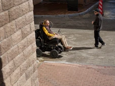 Imagem - Policial se disfarça de cadeirante com dinheiro para testar pessoas e acaba se surpreendendo