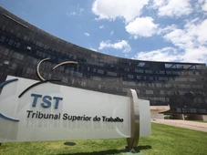 Imagem - Empresa é condenada a indenizar em R$ 30 mil funcionário que levou pedrada de colega