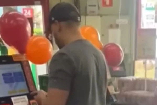 Anna Caralina Jatobá, agora loira, e Alexandre Nardoni, são vistos juntos por Reprodução