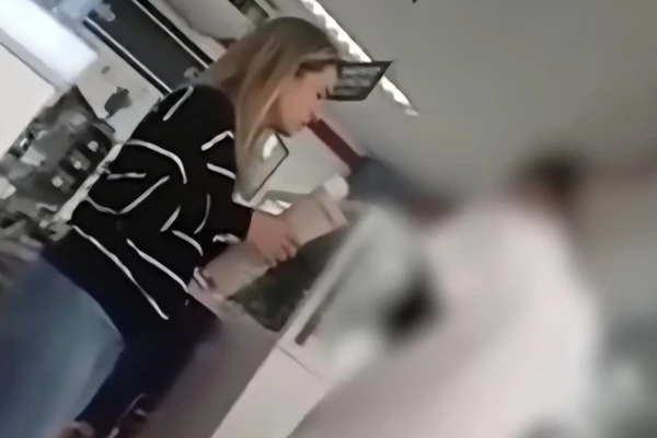 Anna Caralina Jatobá, agora loira, e Alexandre Nardoni, são vistos juntos por Reprodução