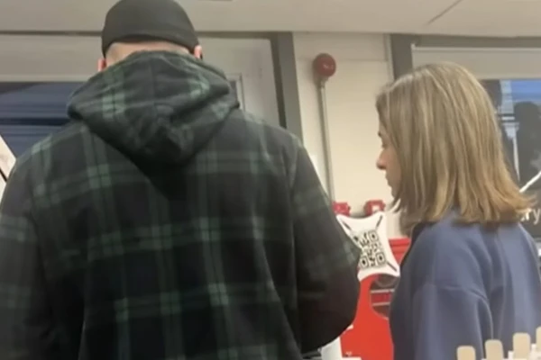 Anna Caralina Jatobá, agora loira, e Alexandre Nardoni, são vistos juntos por Reprodução