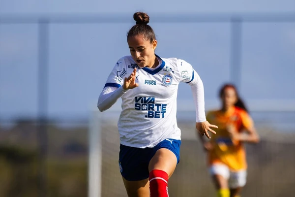 Carol Martins é defensora do Bahia